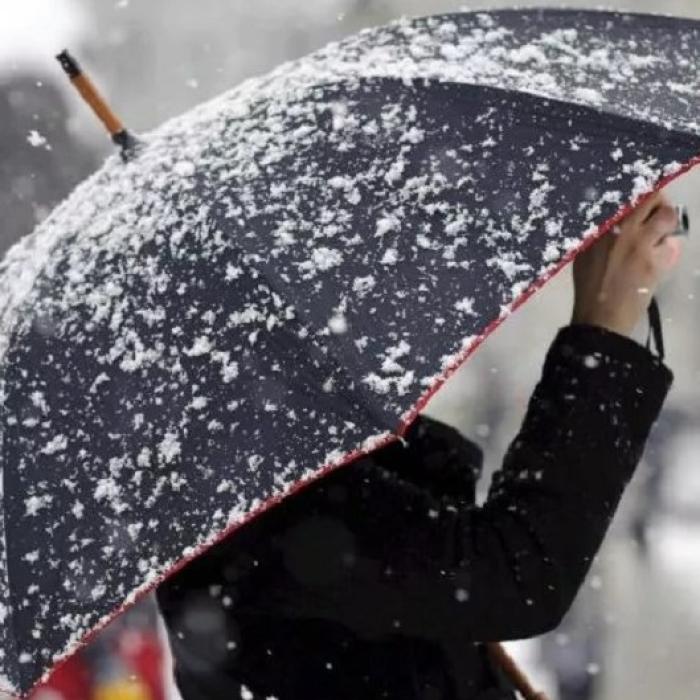 Lapoviță și ninsoare la București. Vreme deosebit de rece