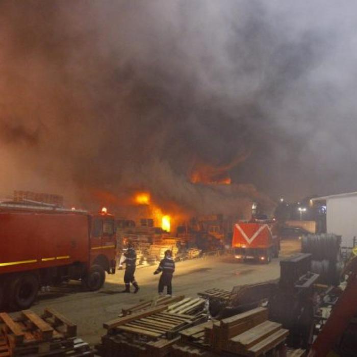 Incendiu violent cu degajări mari de fum în Fundeni