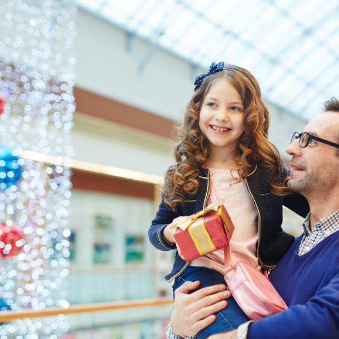 Febra cumpărăturilor de Crăciun. Câți bani cheltuie românii 