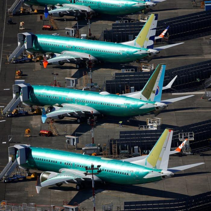 Boeing suspendă producția avioanelor 737 MAX