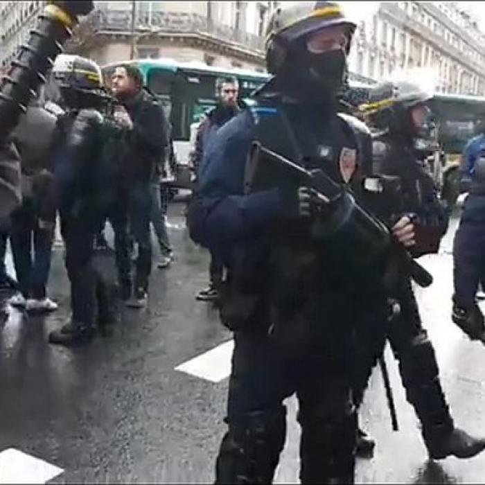 Paris. Mulțimea, dispersată cu gaze lacrimogene de lângă sediul partidului lui Macron