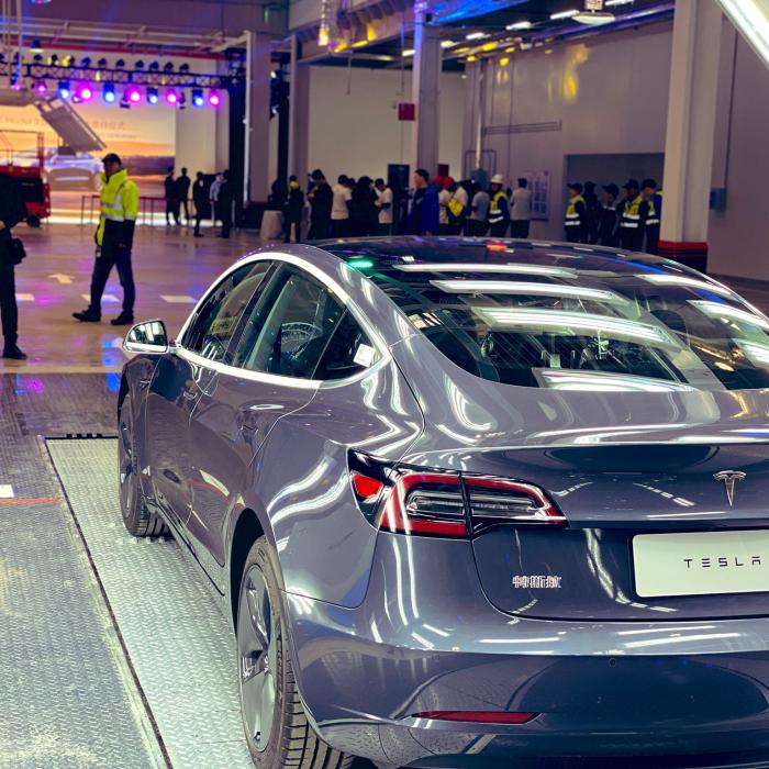 Tesla începe să livreze mașinile produse în China