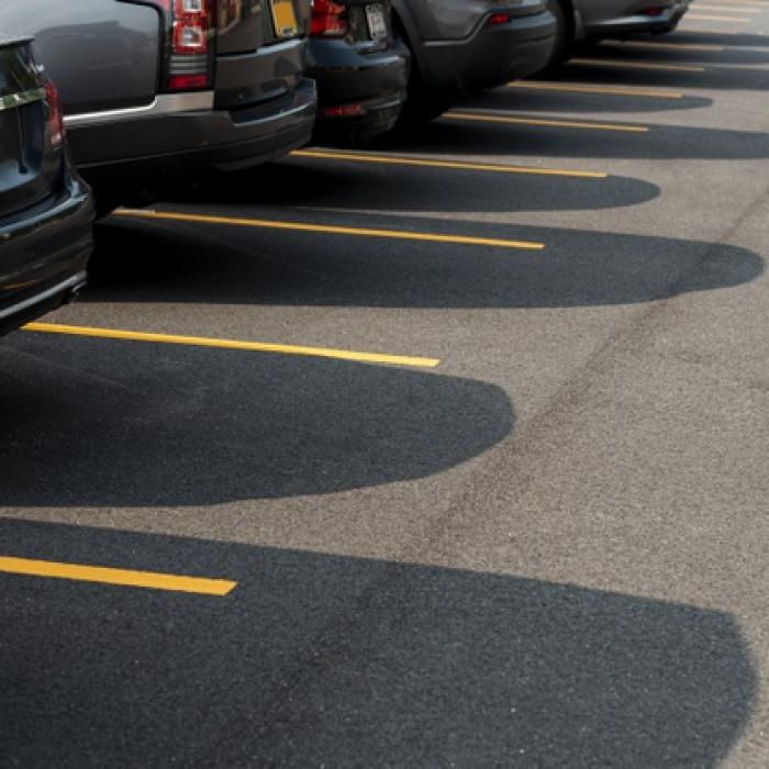 Ce se întâmplă cu locurile de parcare din fața blocului