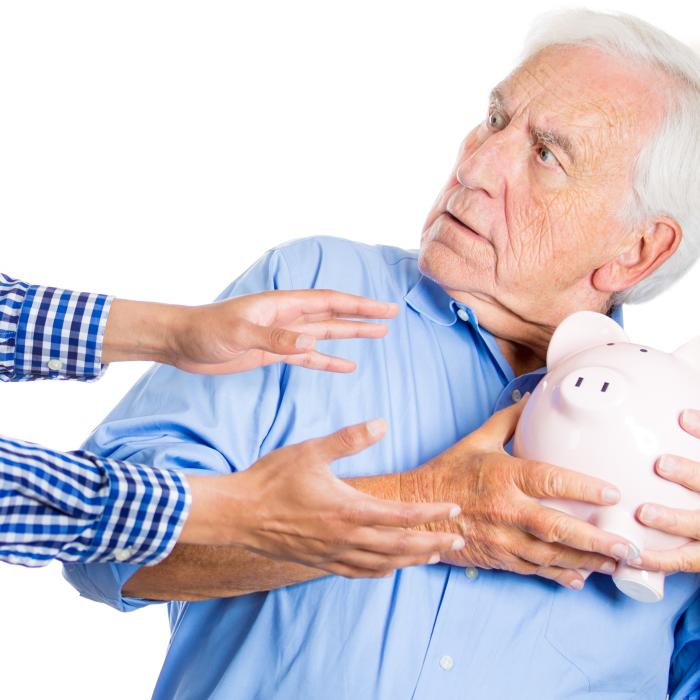 Pensionarii suceveni, lăsați fără bani. Ministrul Muncii a găsit vinovatul