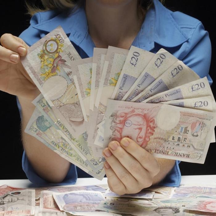 Marea Britanie reduce salariul minim pentru străini (BREXIT)