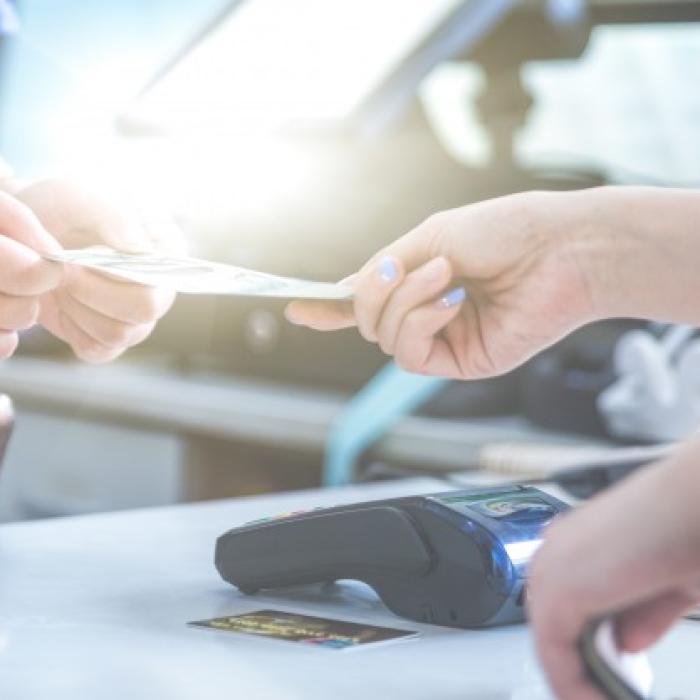 Peste 50% dintre români încă plătesc cash în călătorii
