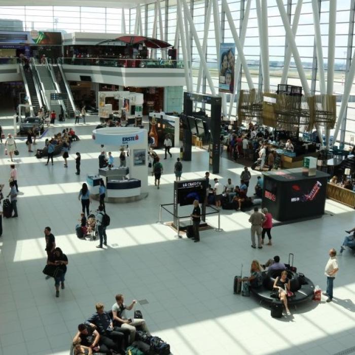 Aeroportul din Budapesta permite intrarea doar pentru cetăţenilor ungari