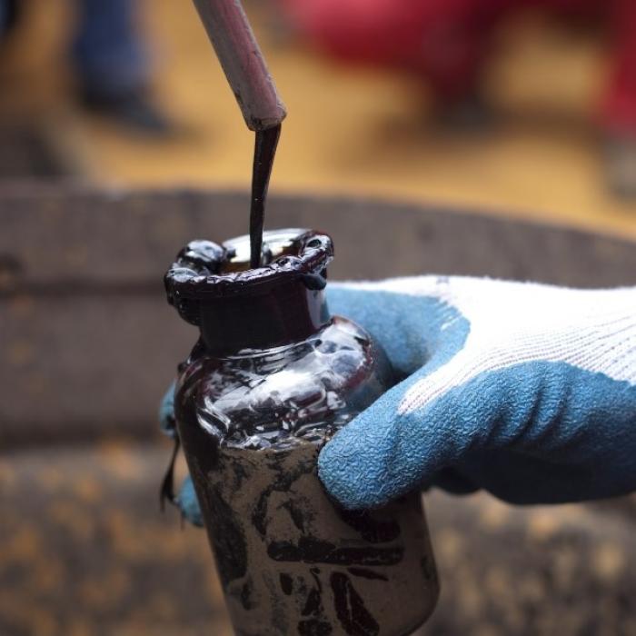 Covid-19: Cotația petrolului este într-o continuă scădere