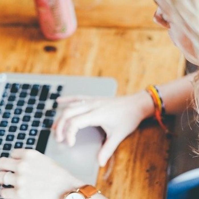 Comentarii libere! Restricția impusă comentariilor, ridicată pe site-urile DCMedia
