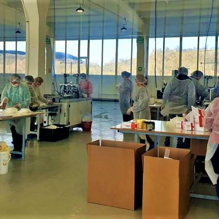 O fabrică românească produce deja 300.000 de măști pe zi