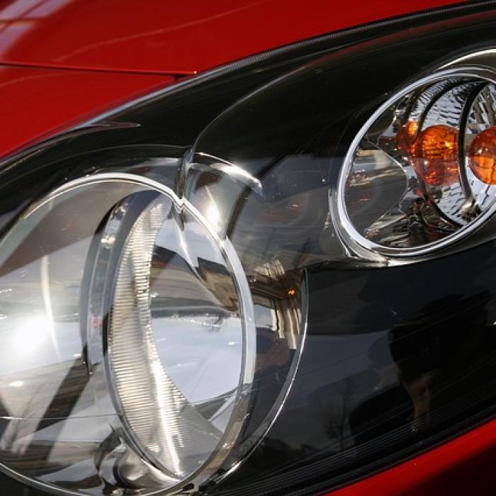 Franța sare în ajutorul marilor companii, inclusiv Renault. Care este prețul
