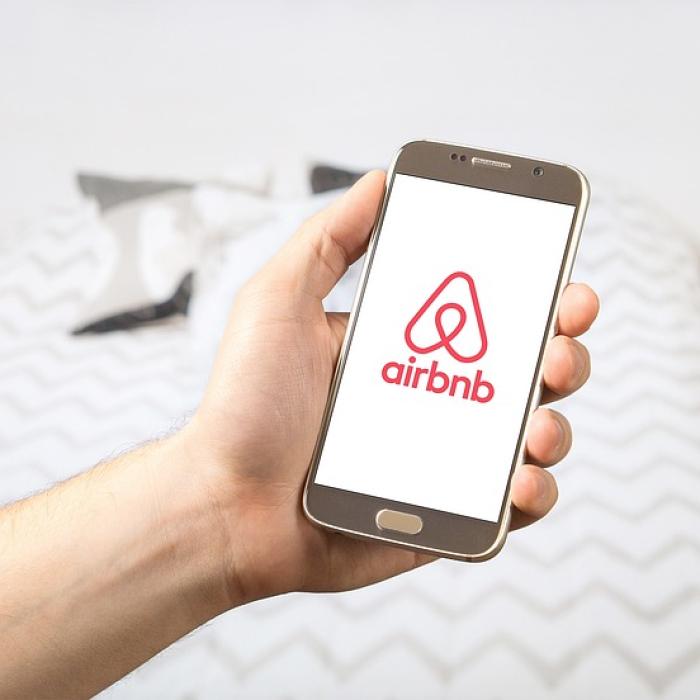 Covid-19 îngenunchează turismul. Airbnb concediază 25% din angajați