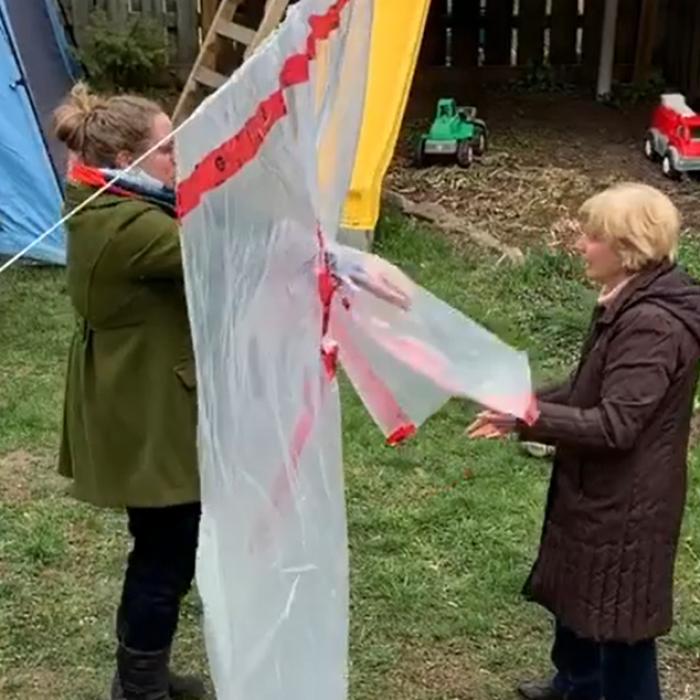 A vrut să-și strângă mama în brațe și a inventat "mănușa pentru îmbrățișări" (VIDEO)