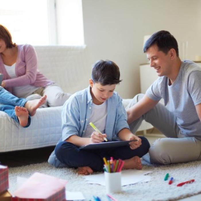 Majorări salariale pentru părinții care nu-și pot lua liber