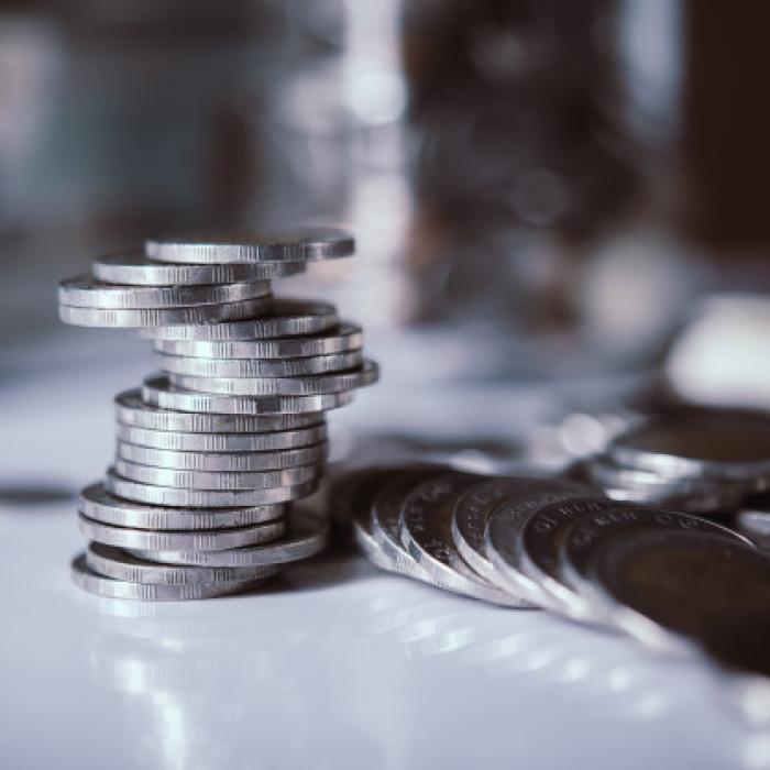 Fitch a scăzut ratingul pentru trei bănci din România