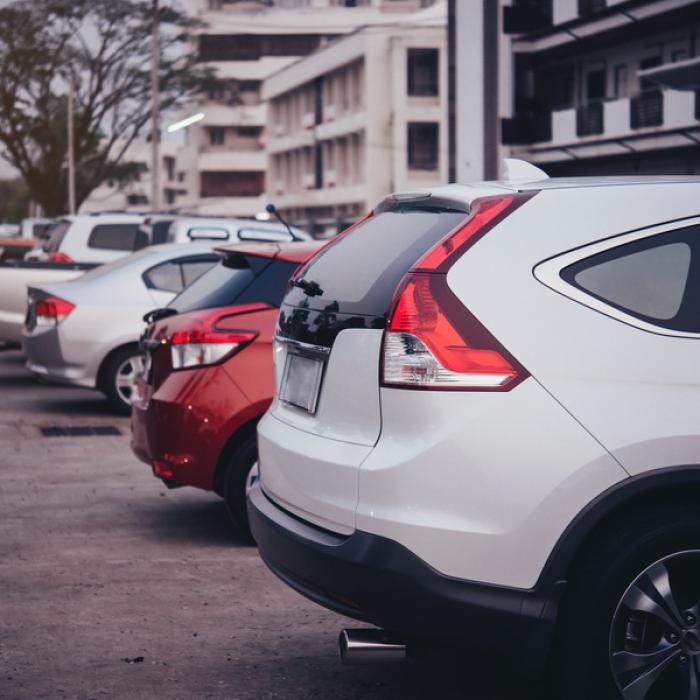 Riști să rămâi fără mașina din parcare și să plătești și amendă. De ce