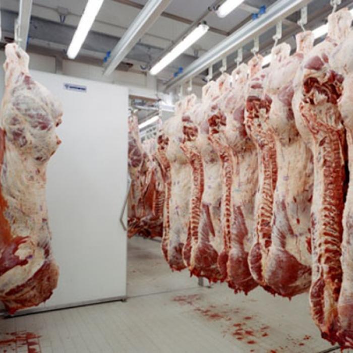 Fermierii români au stocuri mari de lapte, carne de vită și pasăre