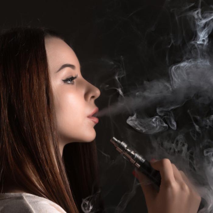 Țigările ELECTRONICE interzise în SPAȚII ÎNCHISE? Află ce se întâmplă