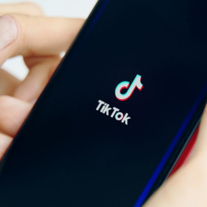 Locuitorilor din Hong Kong le-a fost INTERZISĂ utilizarea aplicației TIK TOK