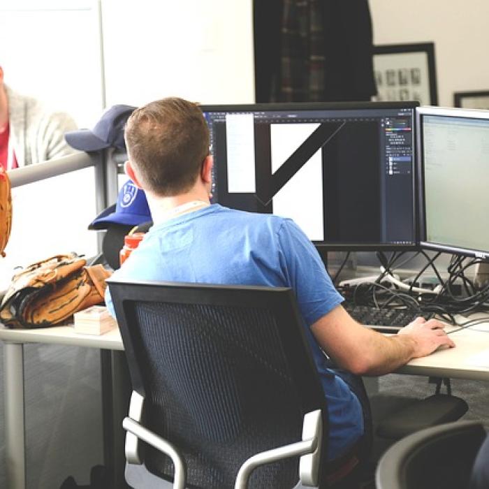Raiffeisen Bank finanţează peste 100 de startup-uri româneşti