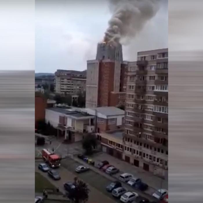 Incendiu puternic în județul Caraș-Severin. Arde Consiliul Județean VIDEO