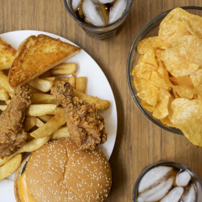 Fast-food-ul și chipsurile, interzise în România. De când