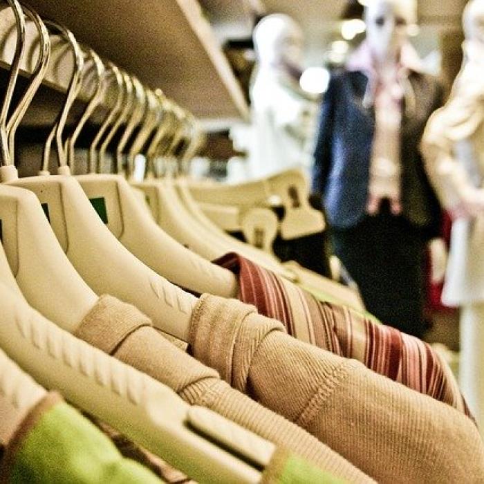 Proprietarul Zara atacă. Bătălie pentru haine cu preț redus
