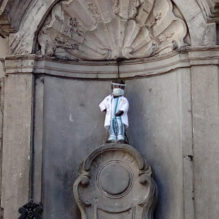 Celebrul Manneken Pis, îmbrăcat în echipament medical