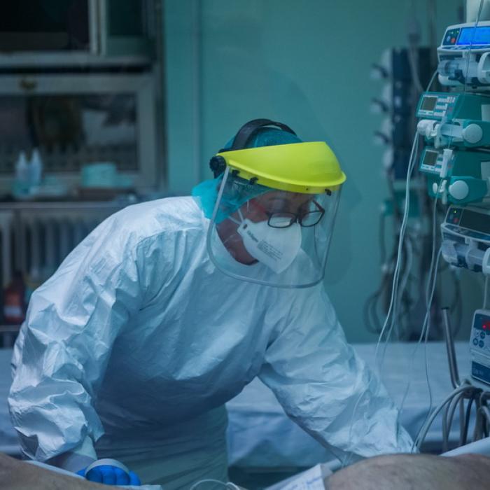 Covid-19. Pericolul din părul lung și barbă. De ce