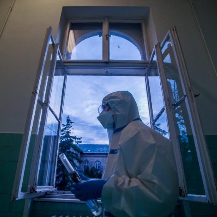 COVID-19 a ucis de trei ori mai mulți oameni decât gripa și pneumonia