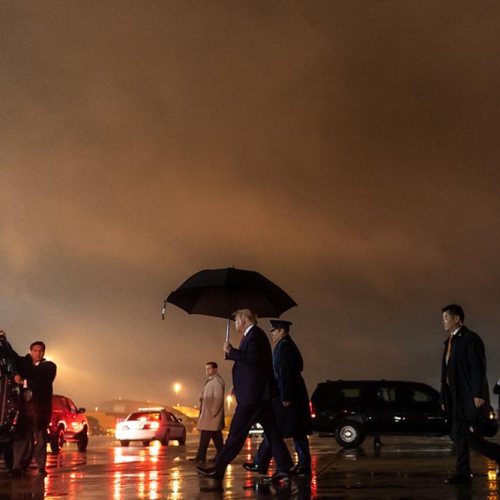 Purtătorul valizei atomice a lui Trump, infectat cu COVID-19