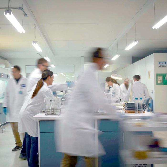 Cine va primi primele vaccinuri. Cine și cum se vor distribui țărilor