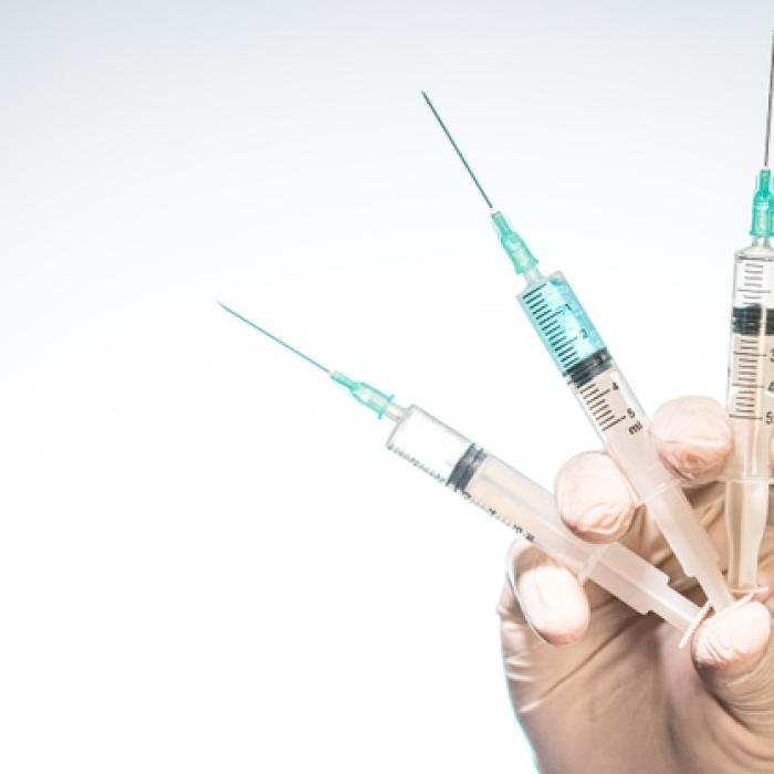 Când ajung primele vaccinuri în România și cine va primi primele doze