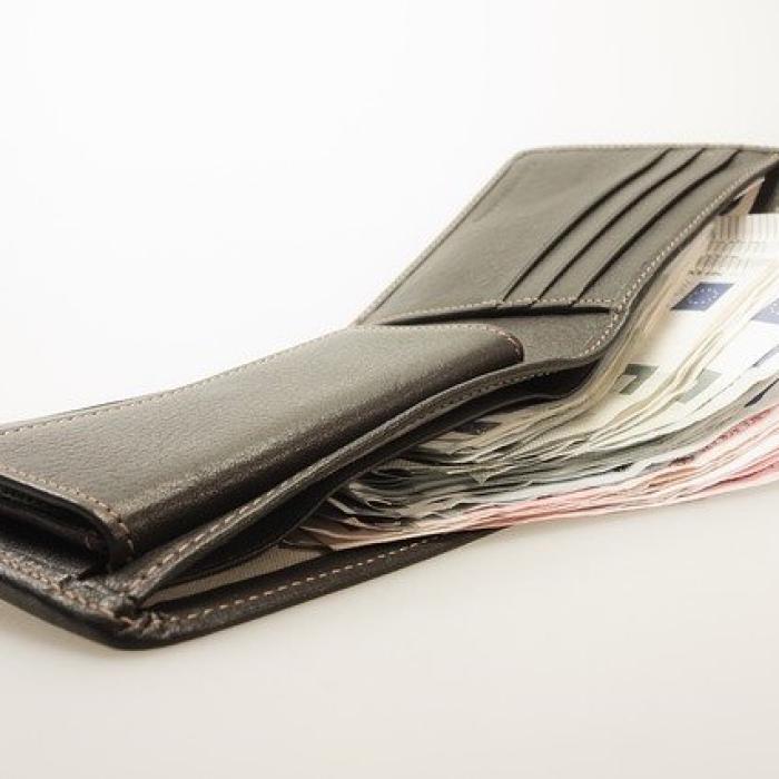 Comisia Europeană propune reguli pentru SALARII MINIME adecvate în UE