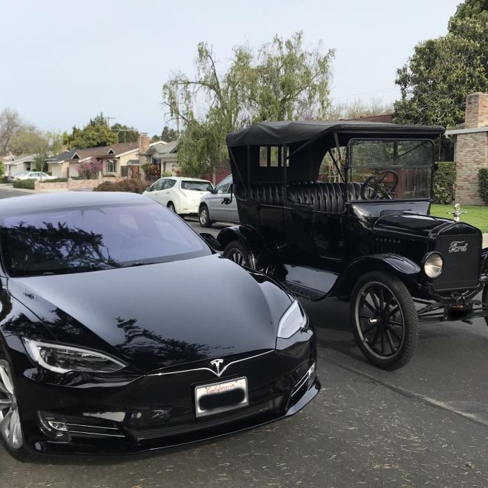 Tesla pentru Europa. Elon Musk vrea ceva pe măsura locurilor de parcare