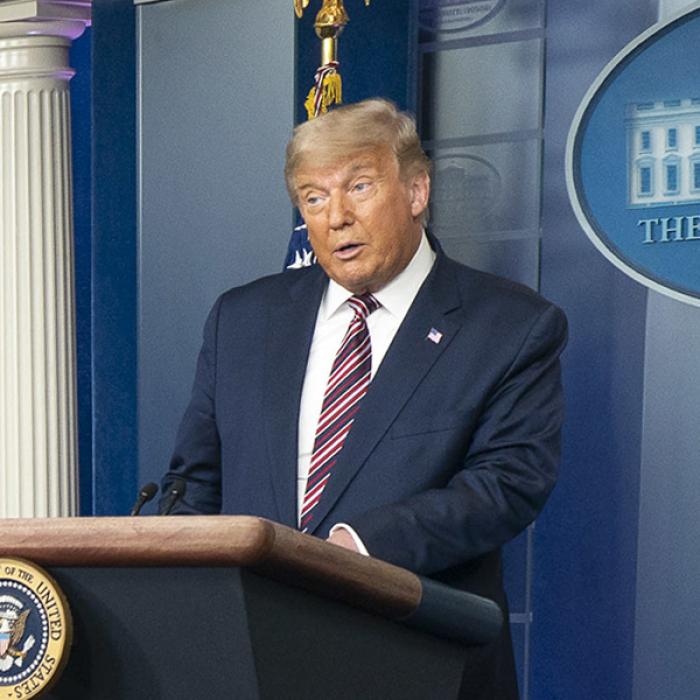 Trump pleacă de la Casa Albă mai sărac iar procurorii îl așteaptă după colț