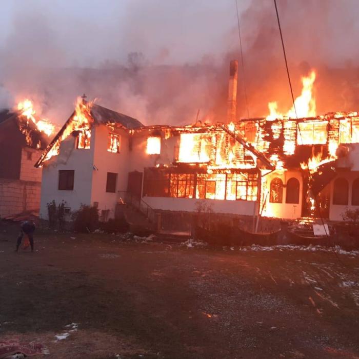 INCENDIU în Moeciu. Focul a mistuit mai multe clădiri