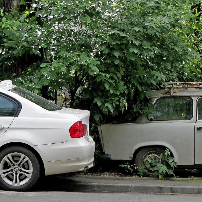 Poliția locală saltă mașini parcate pe domeniul public. Amenzi și taxe pentru recuperarea vehiculelor