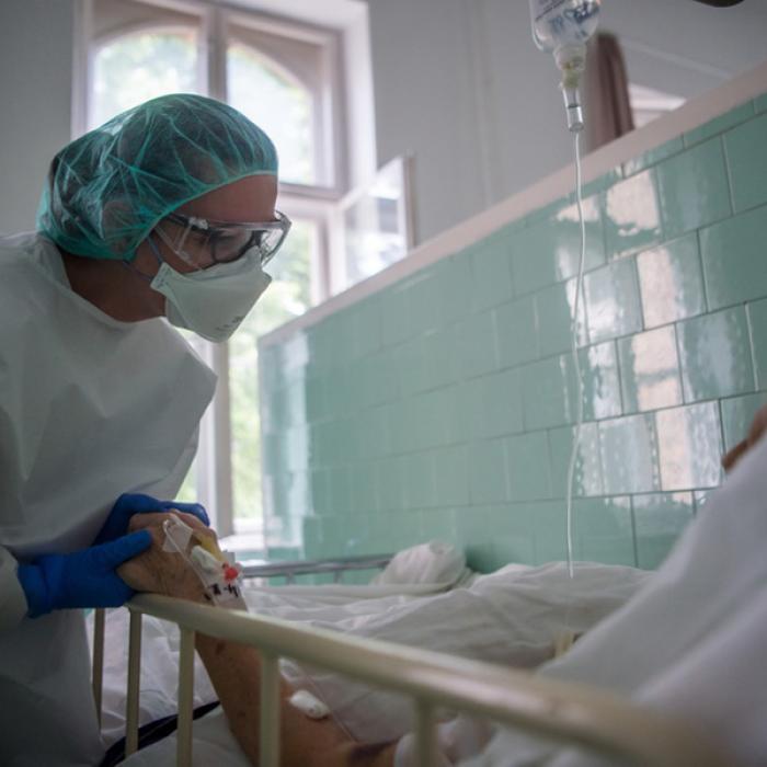 COVID-19. Cea mai afectată categorie profesională este și cea mai neapreciată