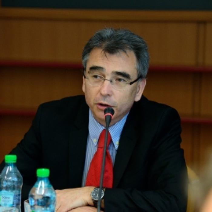 Între America și China poate alegem România. Un punct de plecare potrivit