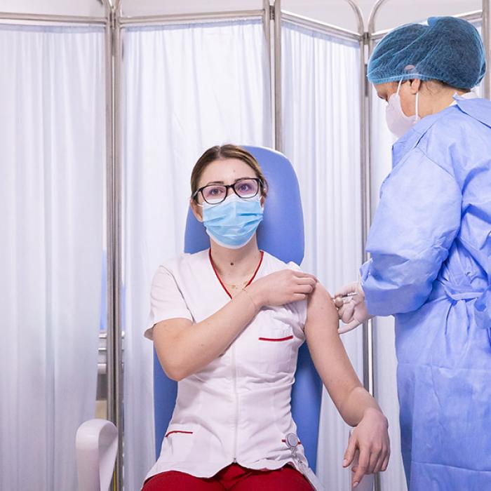 Reacțiile adverse suspectate post-imunizare la vaccinurile împotriva COVID-19, raportate pe un site oficial