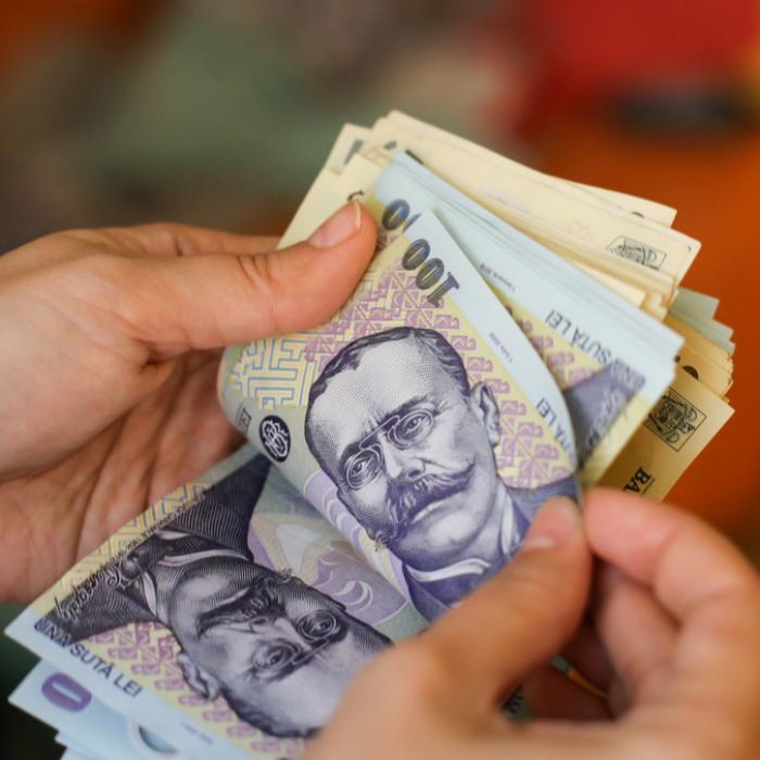 Acești salariații trebuie să primească 400 de lei în plus de la angajator