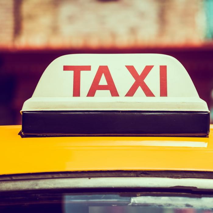 Mergi cu taxi sau Uber? Ce geamuri trebuie să deschizi pentru a scădea riscul de infectare cu coronavirus