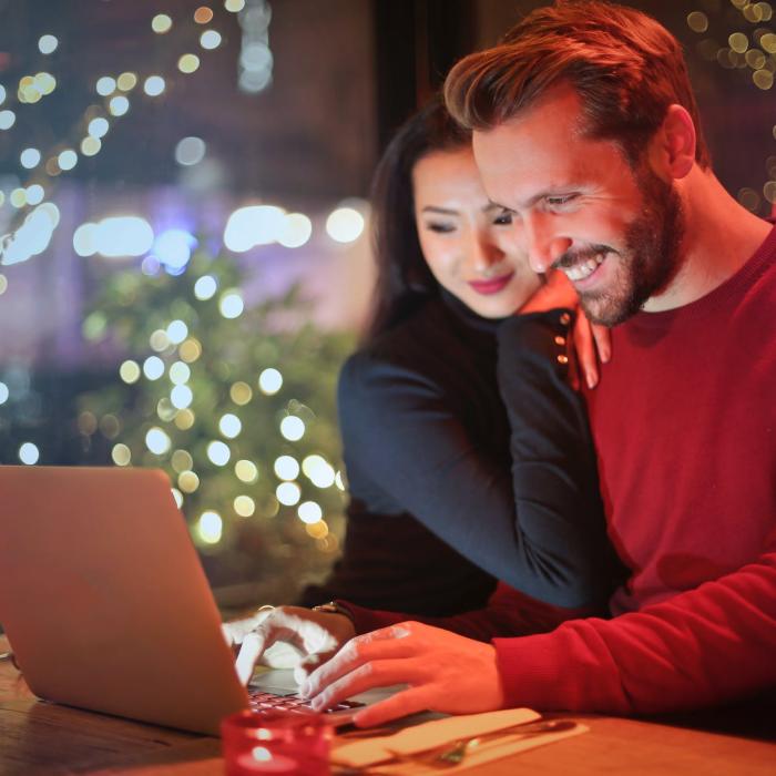 Ce cumpără online femeile? Dar bărbații? Răspunsul surprinzător al specialiștilor
