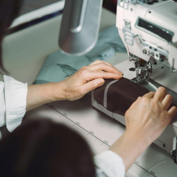 Industria de confecții stă pe un munte inutil de haine