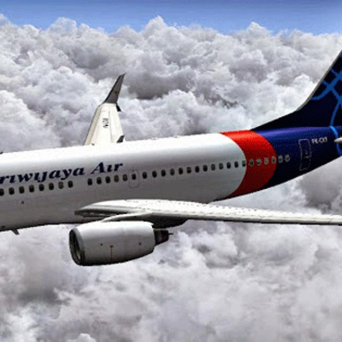 Explozie la motorul unui avion. La sol, mai multe persoane, rănite