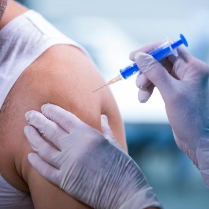 Marea Britanie NU oprește VACCINAREA. ”Nu există dovezi”