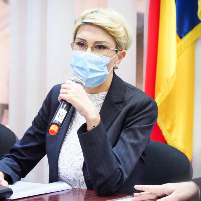 Ministrul Raluca Turcan, ATAC la sporurile MEDICILOR şi ASISTENTELOR