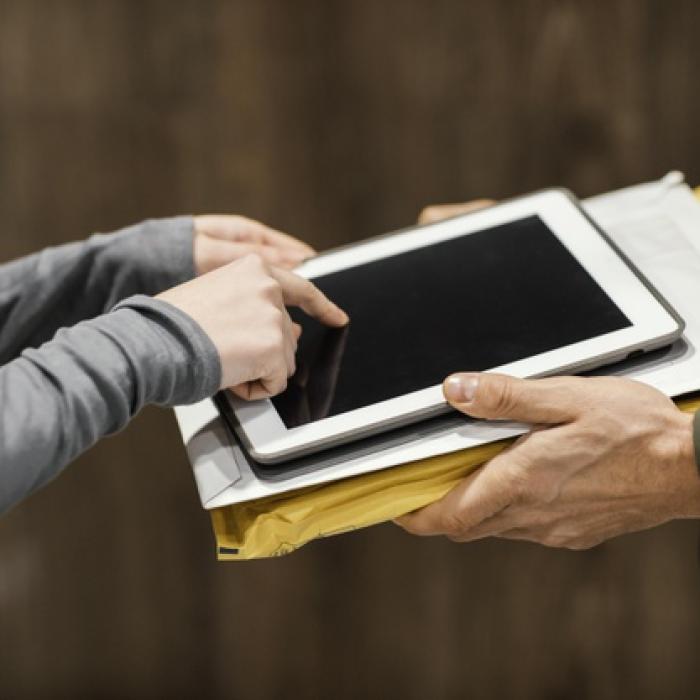 Semnătura electronică în relațiile de muncă. Proiectul, în Parlament