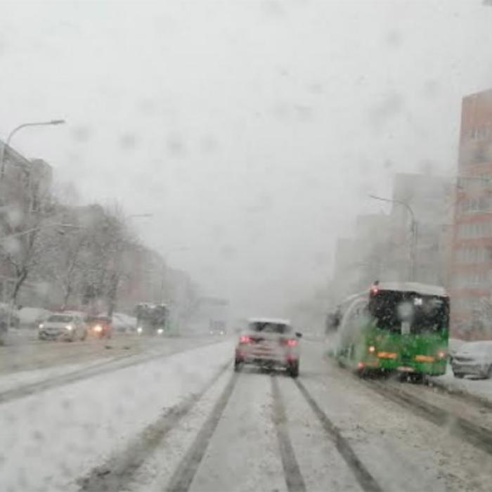 INFOTRAFIC. Județul Brașov, sub ZĂPEZI. Se circulă în condiții de IARNĂ VIDEO